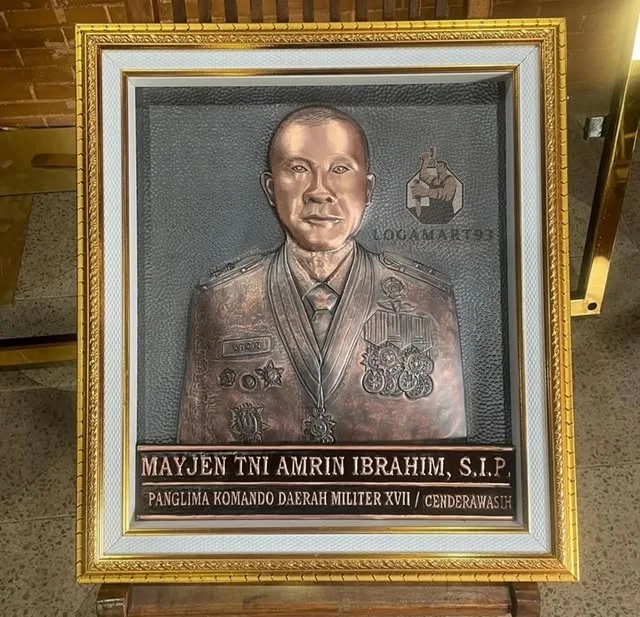 Relief Logam Tembaga Mayjen TNI Amris Ibrahim