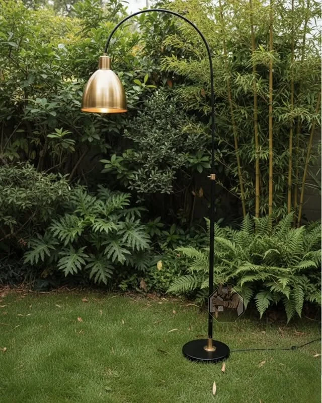 Lampu Lantai Kuningan Model Lengkung Glossy