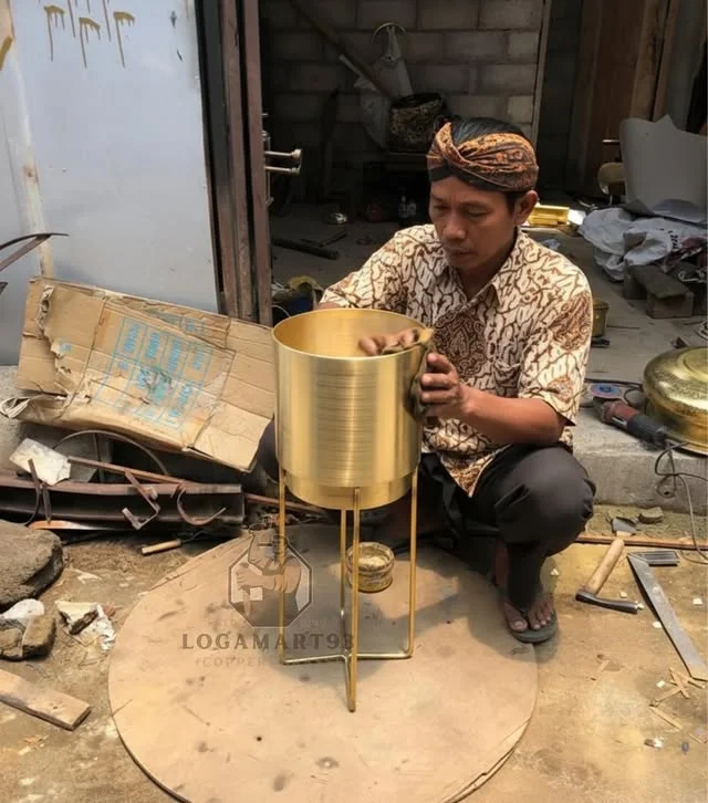 Vas Bunga Kuningan Tempa Motif Kaki Elegant Custom