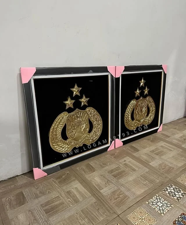 Custom Glossy Brass Polri Logo Figura 30x30 cm