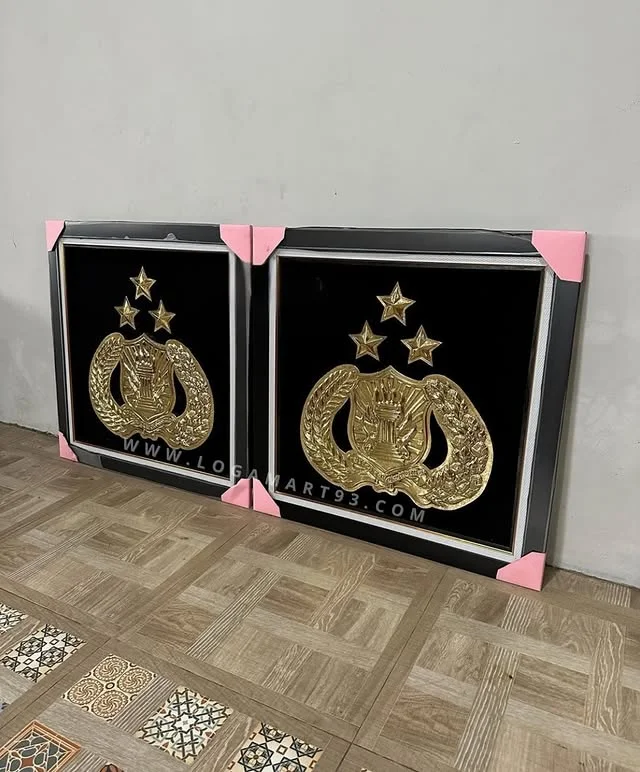 Custom Glossy Brass Polri Logo Figura 30x30 cm