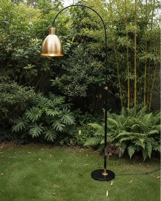 Lampu Lantai Kuningan Model Lengkung Glossy