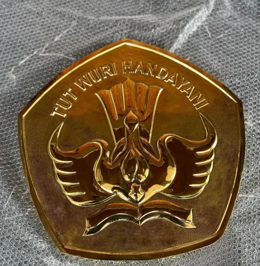 Tut Wuri Handayani Indonesian Education Motto Emblem Hammered Brass