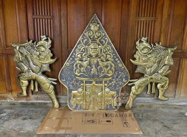 Set Dekorasi Dinding Gunungan dan Wayang Kuningan Poles Motif Doff