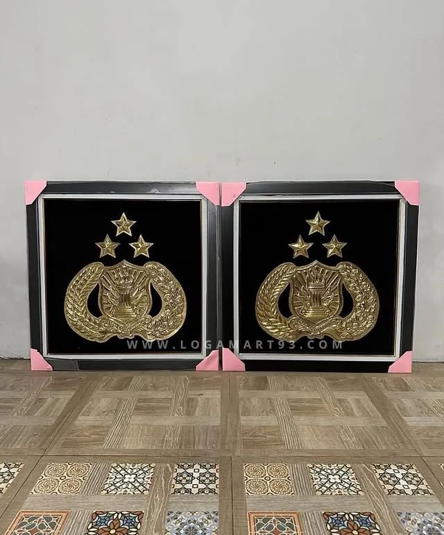 Custom Glossy Brass Polri Logo Figura 30x30 cm